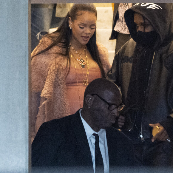 Exclusif - Rihanna (enceinte) et son compagnon Asap Rocky arrivant au restaurant César Paris le 28 février 2022. © Pierre Perusseau / Bestimage 