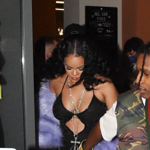 Rihanna enceinte et son compagnon Asap Rocky quittent la soirée du défilé Gucci en marge de la fashion week à Milan le 25 février 2022. 