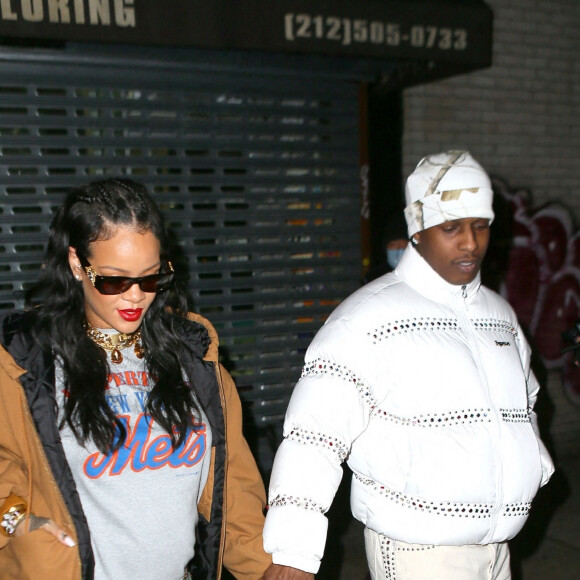 Rihanna, enceinte, et son compagnon A$AP Rocky sont allés dîner au restaurant italien Carbone à New York City, New York, Etats-Unis, le 18 février 2022. 