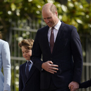 Le prince William, duc de Cambridge, et Catherine (Kate) Middleton, duchesse de Cambridge, Le prince George de Cambridge, La princesse Charlotte de Cambridge - La famille royale britannique quitte la chapelle Saint-Georges de Windsor après la messe de Pâques, le 17 avril 2022. 