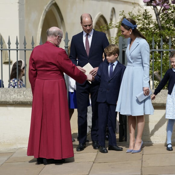 Le prince William, duc de Cambridge, et Catherine (Kate) Middleton, duchesse de Cambridge, Le prince George de Cambridge, La princesse Charlotte de Cambridge - La famille royale britannique quitte la chapelle Saint-Georges de Windsor après la messe de Pâques, le 17 avril 2022. 