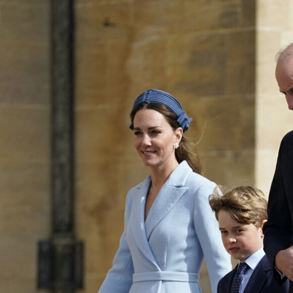 Le prince William, duc de Cambridge, et Catherine (Kate) Middleton, duchesse de Cambridge, Le prince George de Cambridge, La princesse Charlotte de Cambridge - La famille royale britannique quitte la chapelle Saint-Georges de Windsor après la messe de Pâques, le 17 avril 2022. 