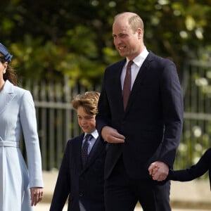 Le prince William, duc de Cambridge, et Catherine (Kate) Middleton, duchesse de Cambridge, Le prince George de Cambridge, La princesse Charlotte de Cambridge - La famille royale britannique quitte la chapelle Saint-Georges de Windsor après la messe de Pâques, le 17 avril 2022. 