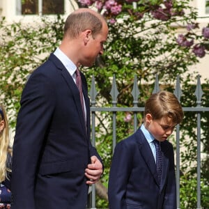 Le prince William, duc de Cambridge, et Catherine (Kate) Middleton, duchesse de Cambridge, Le prince George de Cambridge, La princesse Charlotte de Cambridge - La famille royale britannique quitte la chapelle Saint-Georges de Windsor après la messe de Pâques, le 17 avril 2022. 