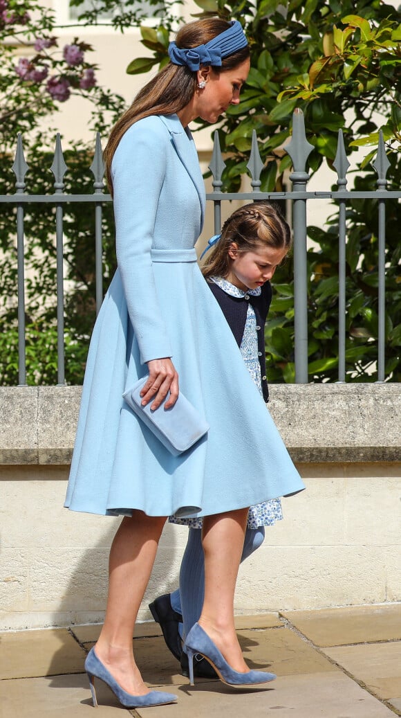 Catherine (Kate) Middleton, duchesse de Cambridge, La princesse Charlotte de Cambridge - La famille royale britannique quitte la chapelle Saint-Georges de Windsor après la messe de Pâques, le 17 avril 2022. 