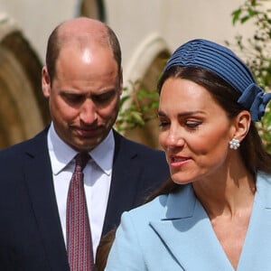 Le prince William, duc de Cambridge, et Catherine (Kate) Middleton, duchesse de Cambridge, Le prince George de Cambridge, La princesse Charlotte de Cambridge - La famille royale britannique quitte la chapelle Saint-Georges de Windsor après la messe de Pâques, le 17 avril 2022. 