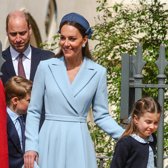 Le prince William, duc de Cambridge, et Catherine (Kate) Middleton, duchesse de Cambridge, Le prince George de Cambridge, La princesse Charlotte de Cambridge - La famille royale britannique quitte la chapelle Saint-Georges de Windsor après la messe de Pâques, le 17 avril 2022. 