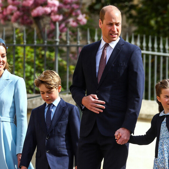 Le prince William, duc de Cambridge, et Catherine (Kate) Middleton, duchesse de Cambridge, Le prince George de Cambridge, La princesse Charlotte de Cambridge - La famille royale britannique quitte la chapelle Saint-Georges de Windsor après la messe de Pâques, le 17 avril 2022. 