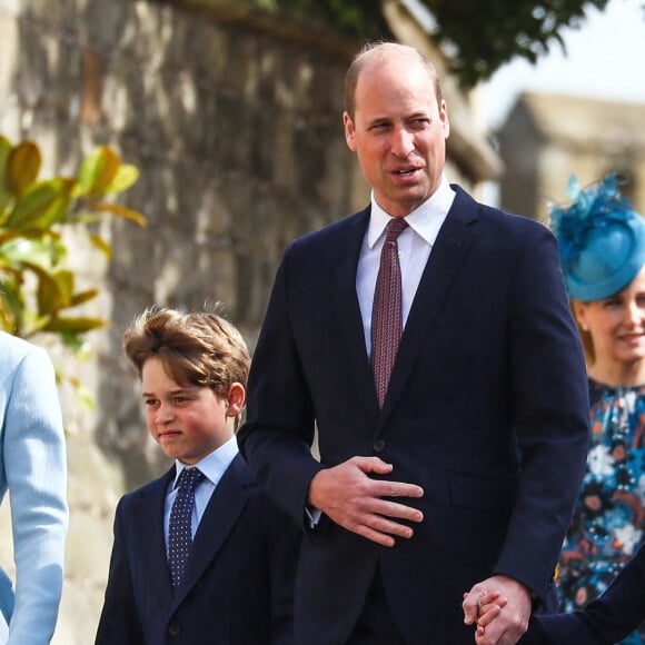 Le prince William, duc de Cambridge, et Catherine (Kate) Middleton, duchesse de Cambridge, Le prince George de Cambridge, La princesse Charlotte de Cambridge - La famille royale britannique quitte la chapelle Saint-Georges de Windsor après la messe de Pâques, le 17 avril 2022. 