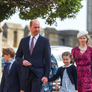 Le prince William, duc de Cambridge, et Catherine (Kate) Middleton, duchesse de Cambridge, Le prince George de Cambridge, La princesse Charlotte de Cambridge, Louise Mountbatten-Windsor (Lady Louise Windsor), James Mountbatten-Windsor, Le prince Edward, comte de Wessex - La famille royale britannique quitte la chapelle Saint-Georges de Windsor après la messe de Pâques, le 17 avril 2022. 