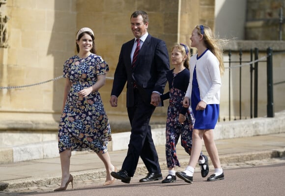 La Princesse Eugenie, Peter Philips et ses filles, Isla and Savannah - La famille royale britannique quitte la chapelle Saint-Georges de Windsor après la messe de Pâques, le 17 avril 2022. 
