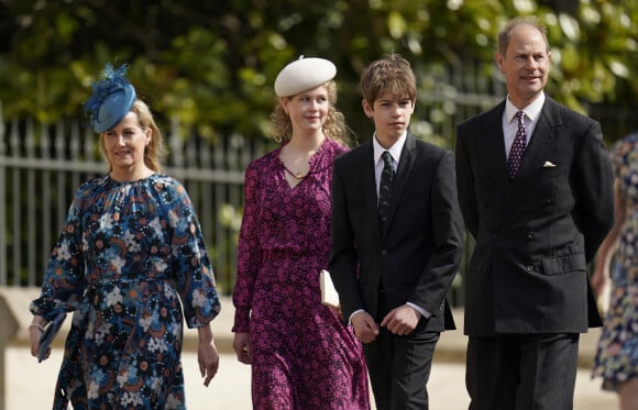 Sophie Rhys-Jones, comtesse de Wessex, Louise Mountbatten-Windsor (Lady Louise Windsor), James Mountbatten-Windsor, Le prince Edward, comte de Wessex - La famille royale britannique quitte la chapelle Saint-Georges de Windsor après la messe de Pâques, le 17 avril 2022. 