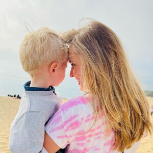 Ophélie Meunier pose avec son fils Joseph à la Dune du Pilat