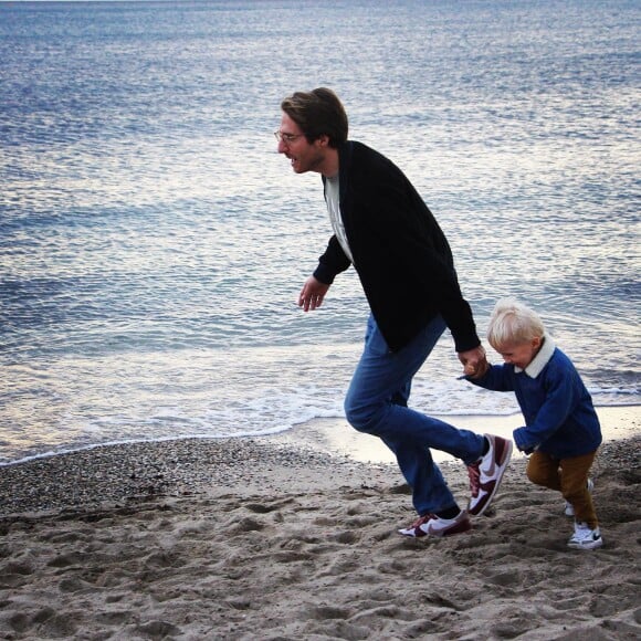 Mathieu Vergne et son fils Joseph à la plage