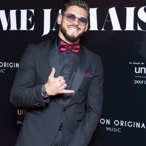 Rayane Bensetti au photocall de la soirée "Unis comme jamais" au profit de l'Unicef, au pavillon Cambon à Paris. Le 8 novembre 2021. © Pierre Perusseau / Bestimage