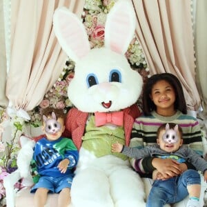 Kenna et Isaiah, les enfants de Christina Milian et M. Pokora, avec leur grande soeur Violet (fille aînee de Christina Milian) pour Pâques. Le 17 avril 2022.