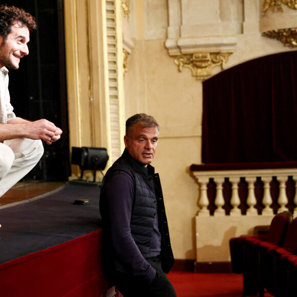 Exclusif - Amir Haddad, Steve Suissa - Générale du chanteur Amir Haddad, seul-en-scène dans la pièce "Sélectionné" mise en scène par S. Suissa au théâtre Edouard VII à Paris le 28 mars 2022. © Rubens Hazon/Bestimage Sélectionné, texte de M. Elya, raconte l'incroyable histoire du nageur Alfred Nakache, dont une piscine parisienne porte le nom dans le XXème arrondissement. Cet athlète a été plusieurs fois champion de France avant et après sa déportation à Auschwitz car de confession juive. © Rubens Hazon/Bestimage