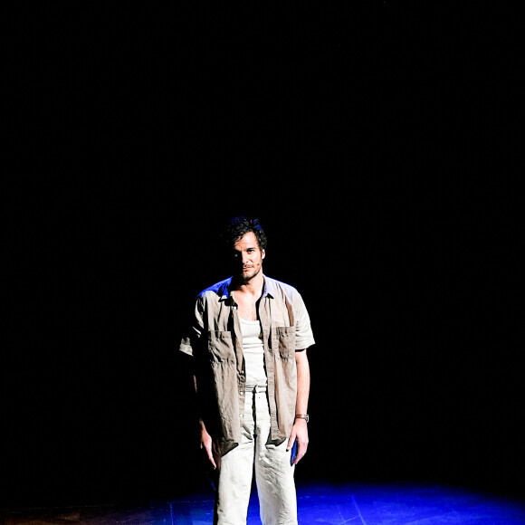 Exclusif - Amir Haddad - Générale du chanteur Amir Haddad, seul-en-scène dans la pièce "Sélectionné" mise en scène par S. Suissa au théâtre Edouard VII à Paris le 28 mars 2022. © Rubens Hazon/Bestimage Sélectionné, texte de M. Elya, raconte l'incroyable histoire du nageur Alfred Nakache, dont une piscine parisienne porte le nom dans le XXème arrondissement. Cet athlète a été plusieurs fois champion de France avant et après sa déportation à Auschwitz car de confession juive. © Rubens Hazon/Bestimage 