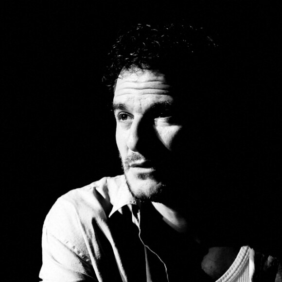 Exclusif - Amir Haddad - Générale du chanteur Amir Haddad, seul-en-scène dans la pièce "Sélectionné" mise en scène par S. Suissa au théâtre Edouard VII à Paris le 28 mars 2022. © Rubens Hazon/Bestimage Sélectionné, texte de M. Elya, raconte l'incroyable histoire du nageur Alfred Nakache, dont une piscine parisienne porte le nom dans le XXème arrondissement. Cet athlète a été plusieurs fois champion de France avant et après sa déportation à Auschwitz car de confession juive. © Rubens Hazon/Bestimage 