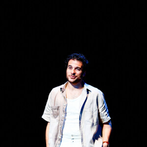 Exclusif - Amir Haddad - Générale du chanteur Amir Haddad, seul-en-scène dans la pièce "Sélectionné" mise en scène par S. Suissa au théâtre Edouard VII à Paris le 28 mars 2022. © Rubens Hazon/Bestimage Sélectionné, texte de M. Elya, raconte l'incroyable histoire du nageur Alfred Nakache, dont une piscine parisienne porte le nom dans le XXème arrondissement. Cet athlète a été plusieurs fois champion de France avant et après sa déportation à Auschwitz car de confession juive. © Rubens Hazon/Bestimage 