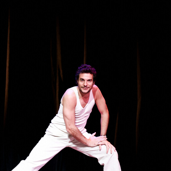 Exclusif - Amir Haddad - Générale du chanteur Amir Haddad, seul-en-scène dans la pièce "Sélectionné" mise en scène par S. Suissa au théâtre Edouard VII à Paris le 28 mars 2022. © Rubens Hazon/Bestimage Sélectionné, texte de M. Elya, raconte l'incroyable histoire du nageur Alfred Nakache, dont une piscine parisienne porte le nom dans le XXème arrondissement. Cet athlète a été plusieurs fois champion de France avant et après sa déportation à Auschwitz car de confession juive. © Rubens Hazon/Bestimage 