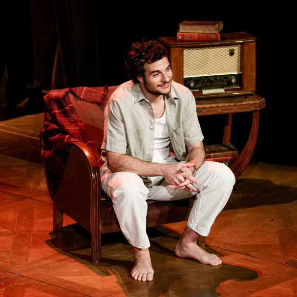 Exclusif - Amir Haddad - Générale du chanteur Amir Haddad, seul-en-scène dans la pièce "Sélectionné" mise en scène par S. Suissa au théâtre Edouard VII à Paris le 28 mars 2022. © Rubens Hazon/Bestimage Sélectionné, texte de M. Elya, raconte l'incroyable histoire du nageur Alfred Nakache, dont une piscine parisienne porte le nom dans le XXème arrondissement. Cet athlète a été plusieurs fois champion de France avant et après sa déportation à Auschwitz car de confession juive. © Rubens Hazon/Bestimage 