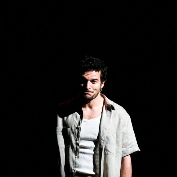 Exclusif - Amir Haddad - Générale du chanteur Amir Haddad, seul-en-scène dans la pièce "Sélectionné" mise en scène par S. Suissa au théâtre Edouard VII à Paris le 28 mars 2022. © Rubens Hazon/Bestimage Sélectionné, texte de M. Elya, raconte l'incroyable histoire du nageur Alfred Nakache, dont une piscine parisienne porte le nom dans le XXème arrondissement. Cet athlète a été plusieurs fois champion de France avant et après sa déportation à Auschwitz car de confession juive. © Rubens Hazon/Bestimage 