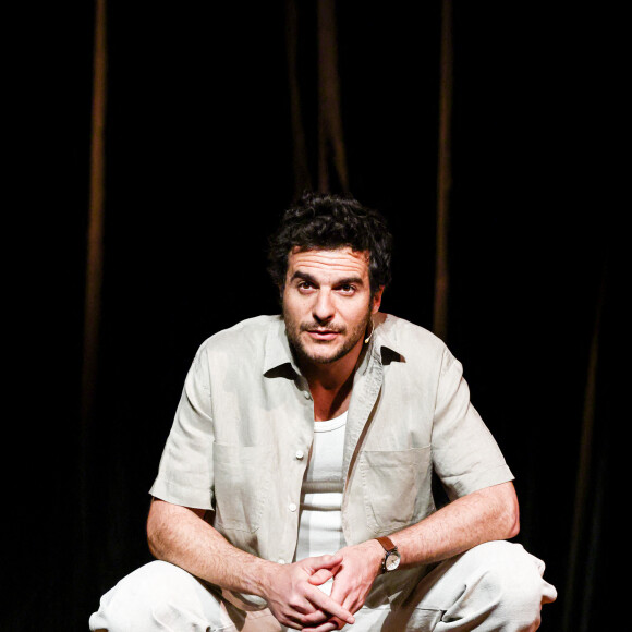 Exclusif - Amir Haddad - Générale du chanteur Amir Haddad, seul-en-scène dans la pièce "Sélectionné" mise en scène par S. Suissa au théâtre Edouard VII à Paris le 28 mars 2022. © Rubens Hazon/Bestimage Sélectionné, texte de M. Elya, raconte l'incroyable histoire du nageur Alfred Nakache, dont une piscine parisienne porte le nom dans le XXème arrondissement. Cet athlète a été plusieurs fois champion de France avant et après sa déportation à Auschwitz car de confession juive. © Rubens Hazon/Bestimage 