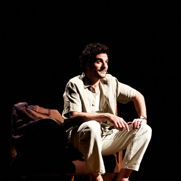 Exclusif - Amir Haddad - Générale du chanteur Amir Haddad, seul-en-scène dans la pièce "Sélectionné" mise en scène par S. Suissa au théâtre Edouard VII à Paris le 28 mars 2022. © Rubens Hazon/Bestimage Sélectionné, texte de M. Elya, raconte l'incroyable histoire du nageur Alfred Nakache, dont une piscine parisienne porte le nom dans le XXème arrondissement. Cet athlète a été plusieurs fois champion de France avant et après sa déportation à Auschwitz car de confession juive. © Rubens Hazon/Bestimage 
