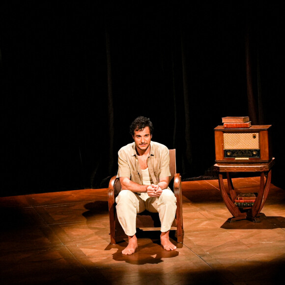 Exclusif - Amir Haddad - Générale du chanteur Amir Haddad, seul-en-scène dans la pièce "Sélectionné" mise en scène par S. Suissa au théâtre Edouard VII à Paris le 28 mars 2022. © Rubens Hazon/Bestimage Sélectionné, texte de M. Elya, raconte l'incroyable histoire du nageur Alfred Nakache, dont une piscine parisienne porte le nom dans le XXème arrondissement. Cet athlète a été plusieurs fois champion de France avant et après sa déportation à Auschwitz car de confession juive. © Rubens Hazon/Bestimage 