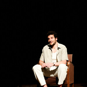 Exclusif - Amir Haddad - Générale du chanteur Amir Haddad, seul-en-scène dans la pièce "Sélectionné" mise en scène par S. Suissa au théâtre Edouard VII à Paris le 28 mars 2022. © Rubens Hazon/Bestimage Sélectionné, texte de M. Elya, raconte l'incroyable histoire du nageur Alfred Nakache, dont une piscine parisienne porte le nom dans le XXème arrondissement. Cet athlète a été plusieurs fois champion de France avant et après sa déportation à Auschwitz car de confession juive. © Rubens Hazon/Bestimage 