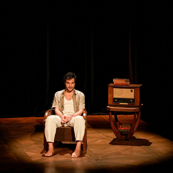 Exclusif - Amir Haddad - Générale du chanteur Amir Haddad, seul-en-scène dans la pièce "Sélectionné" mise en scène par S. Suissa au théâtre Edouard VII à Paris le 28 mars 2022. © Rubens Hazon/Bestimage Sélectionné, texte de M. Elya, raconte l'incroyable histoire du nageur Alfred Nakache, dont une piscine parisienne porte le nom dans le XXème arrondissement. Cet athlète a été plusieurs fois champion de France avant et après sa déportation à Auschwitz car de confession juive. © Rubens Hazon/Bestimage 