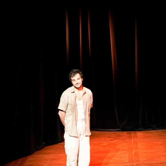 Exclusif - Amir Haddad - Générale du chanteur Amir Haddad, seul-en-scène dans la pièce "Sélectionné" mise en scène par S. Suissa au théâtre Edouard VII à Paris le 28 mars 2022. © Rubens Hazon/Bestimage Sélectionné, texte de M. Elya, raconte l'incroyable histoire du nageur Alfred Nakache, dont une piscine parisienne porte le nom dans le XXème arrondissement. Cet athlète a été plusieurs fois champion de France avant et après sa déportation à Auschwitz car de confession juive. © Rubens Hazon/Bestimage 