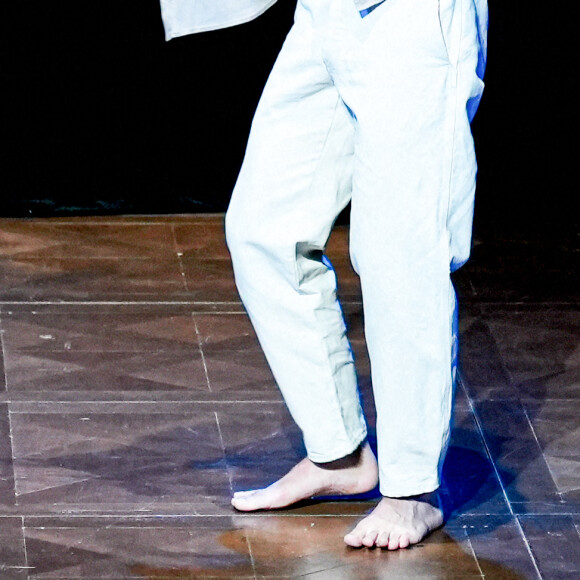 Exclusif - Amir Haddad - Générale du chanteur Amir Haddad, seul-en-scène dans la pièce "Sélectionné" mise en scène par S. Suissa au théâtre Edouard VII à Paris le 28 mars 2022. © Rubens Hazon/Bestimage Sélectionné, texte de M. Elya, raconte l'incroyable histoire du nageur Alfred Nakache, dont une piscine parisienne porte le nom dans le XXème arrondissement. Cet athlète a été plusieurs fois champion de France avant et après sa déportation à Auschwitz car de confession juive. © Rubens Hazon/Bestimage 