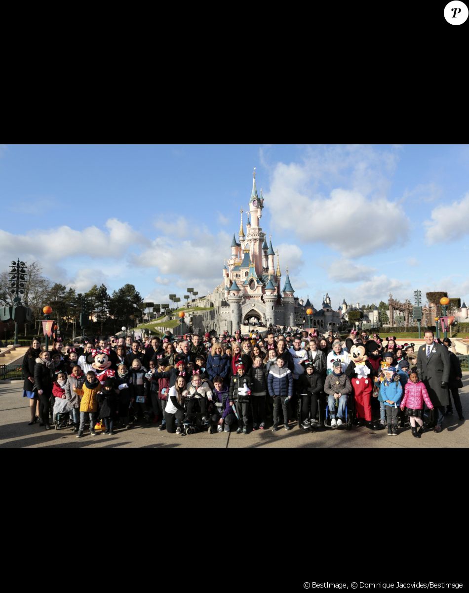 Claudio Capéo, Vianney (Vianney Bureau), Didier Deschamps, parrain de l'Opération Pièces Jaunes 2020, Jean-Luc Reichmann, la Première Dame Brigitte Macron, présidente de la Fondation Hôpitaux de Paris – Hôpitaux de France, Natacha Rafalski, présidente de Disneyland Paris, Joyce Jonathan et des enfants hospitalisés avec la Fondation Hôpitaux de Paris – Hôpitaux de France Disneyland Paris a accueilli 300 enfants hospitalisés avec la Fondation Hôpitaux de Paris – Hôpitaux de France pour une journée inoubliable en compagnie de la Première Dame et présidente de la Fondation Hôpitaux de Paris – Hôpitaux de France, le parrain de l'Opération Pièces Jaunes 2020, la présidente de Disneyland Paris et d'autre personnalités à Marne-la-Vallée, France, le 29 janvier 2020. © Dominique Jacovides/Bestimage