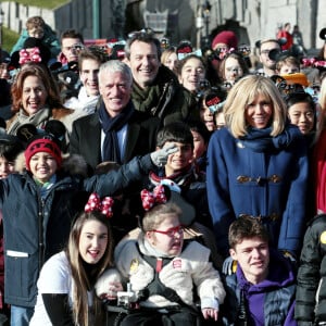 Claudio Capéo, Vianney (Vianney Bureau), Didier Deschamps, parrain de l'Opération Pièces Jaunes 2020, Jean-Luc Reichmann, la Première Dame Brigitte Macron, présidente de la Fondation Hôpitaux de Paris – Hôpitaux de France, Natacha Rafalski, présidente de Disneyland Paris, Joyce Jonathan et des enfants hospitalisés avec la Fondation Hôpitaux de Paris – Hôpitaux de France Disneyland Paris a accueilli 300 enfants hospitalisés avec la Fondation Hôpitaux de Paris – Hôpitaux de France pour une journée inoubliable en compagnie de la Première Dame et présidente de la Fondation Hôpitaux de Paris – Hôpitaux de France, le parrain de l'Opération Pièces Jaunes 2020, la présidente de Disneyland Paris et d'autre personnalités à Marne-la-Vallée, France, le 29 janvier 2020. Lors de cette journée riche en émotions, Disneyland Paris a réaffirmé son engagement de longue date envers l'opération Pièces Jaunes et la Fondation Hôpitaux de Paris – Hôpitaux de France. Depuis plus de 27 ans, Disneyland Paris contribue à l'opération Pièces Jaunes en menant des collectes internes avec les fameuses tirelires jaunes et en faisant don des pièces jetées par les visiteurs dans les fontaines des parcs. Les enfants venus de divers hôpitaux français ont pu oublier le temps d'une journée les soucis de leur quotidien en plongeant dans la magie de Disneyland Paris. © Dominique Jacovides/Bestimage 