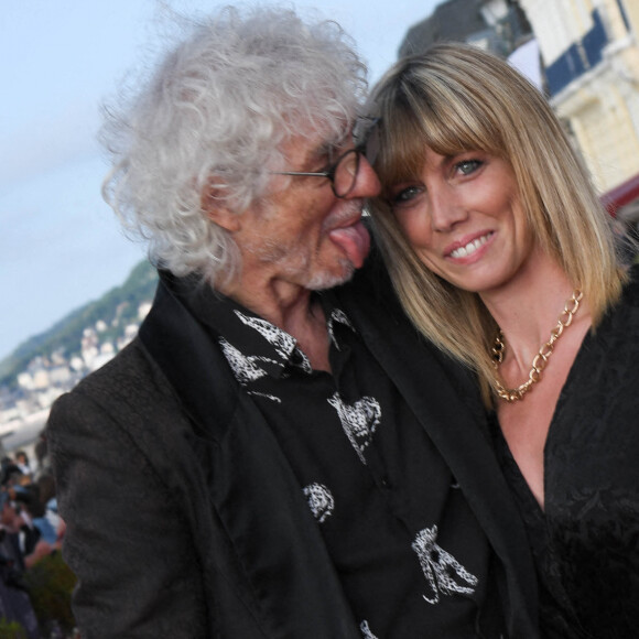 Louis Bertignac et sa compagne Laetitia Brichet - People sur le tapis rouge lors du 35ème festival du film de Cabourg le 11 juin 2021 © Coadic Guirec / Bestimage