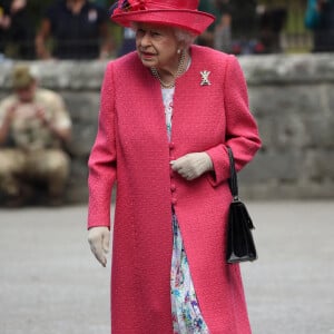 La reine Elizabeth II d'Angleterre passe en revue la garde d'honneur lors de son arrivée au château de Balmoral, le 9 août 2021. 