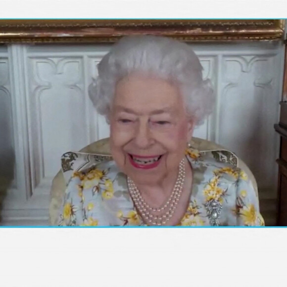 La reine Elizabeth II d'Angleterre inaugure l'unité Queen Elizabeth du Royal London Hospital par vidéoconférence depuis le château de Windsor. Le 11 avril 2022.