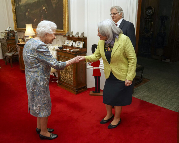 La reine Elizabeth II d'Angleterre reçoit la nouvelle gouverneure générale du Canada, Mary Simon, et son mari, M. Whit Fraser, pour le thé dans la salle Oak du château de Windsor, le 15 mars 2022.