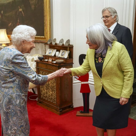 La reine Elizabeth II d'Angleterre reçoit la nouvelle gouverneure générale du Canada, Mary Simon, et son mari, M. Whit Fraser, pour le thé dans la salle Oak du château de Windsor, le 15 mars 2022.