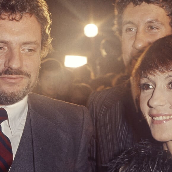 Archives -Jacques Martin, sa compagne Danièle Evenou et Stéphane Collaro lors du concert de Sylvie Vartan au Palais des Congrès en 1977.