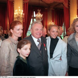 Jacques Martin reçoit la légion d'honneur devant sa femme Céline et ses enfants Elise, Frédéric, Judith, et Jeanne-Marie à Paris 