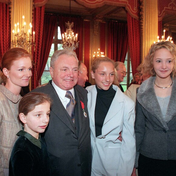 Jacques Martin reçoit la légion d'honneur devant sa femme Céline et ses enfants Elise, Frédéric, Judith, et Jeanne-Marie à Paris 