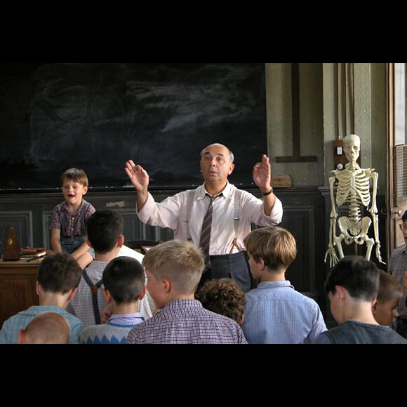 Le film Les Choristes : Maxence Perrin assis à côté de Gérard Jugnot