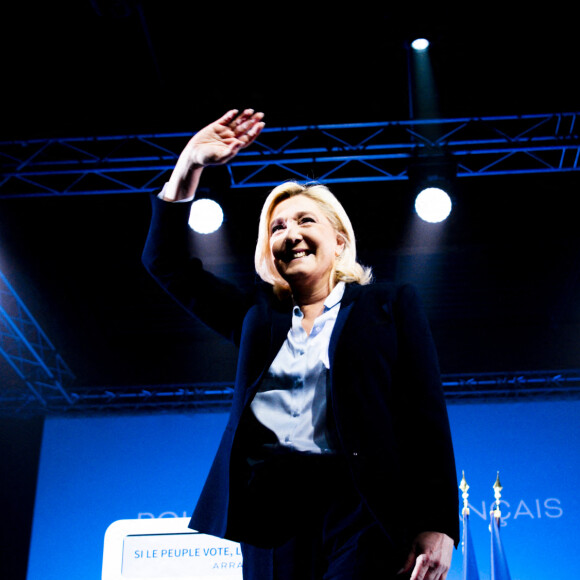 Marine Le Pen, candidate RN (Rassemblement National) qualifiée pour le second tour de l'élection présidentielle, est en meeting à Arras le 21 avril 2022