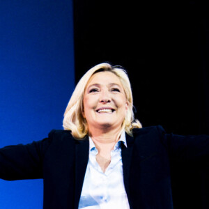 Marine Le Pen, candidate RN (Rassemblement National) qualifiée pour le second tour de l'élection présidentielle, est en meeting à Arras le 21 avril 2022