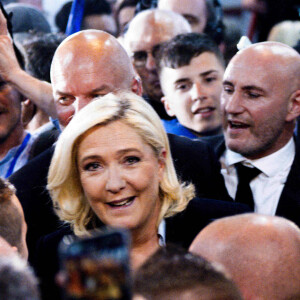 Marine Le Pen, candidate RN (Rassemblement National) qualifiée pour le second tour de l'élection présidentielle, est en meeting à Arras le 21 avril 2022