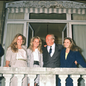 Jean-Marie Le Pen avec ses filles Marine, Marie-Caroline et Yann célébrant son résultat au premier tour des présidentielles en 1988