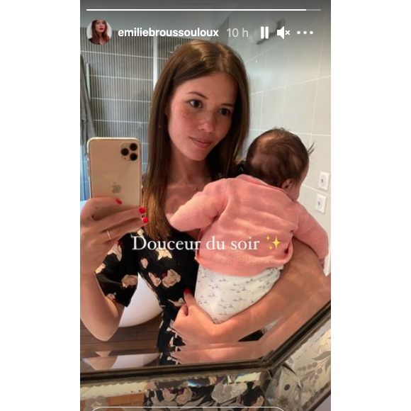 Emilie Broussouloux et son fils Noé (2 mois) font un câlin du soir.